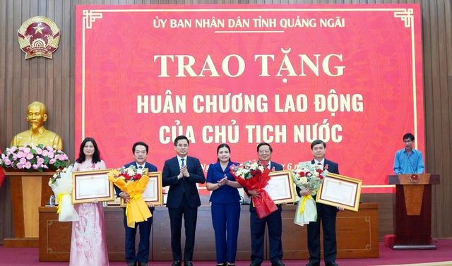 Nguyên Chủ tịch UBND tỉnh Kon Tum Lê Ngọc Tuấn được trao Huân chương Lao động hạng Nhất - Ảnh 2.