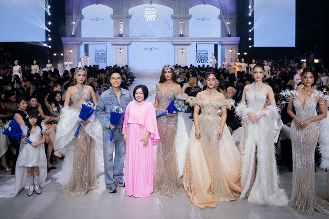 Vanessa Pulgarín hóa ‘nữ thần ánh sáng’ trong show diễn của Nguyễn Minh Tuấn - Ảnh 7. Vanessa Pulgarín hóa ‘nữ thần ánh sáng’ trong show diễn của Nguyễn Minh Tuấn - Ảnh 7.