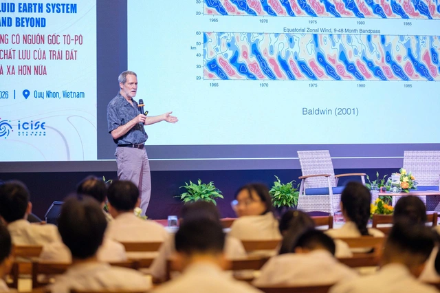Chủ tịch Hội Vật lý Mỹ nói chuyện với học sinh Gia Lai, Đắk Lắk - Ảnh 2.