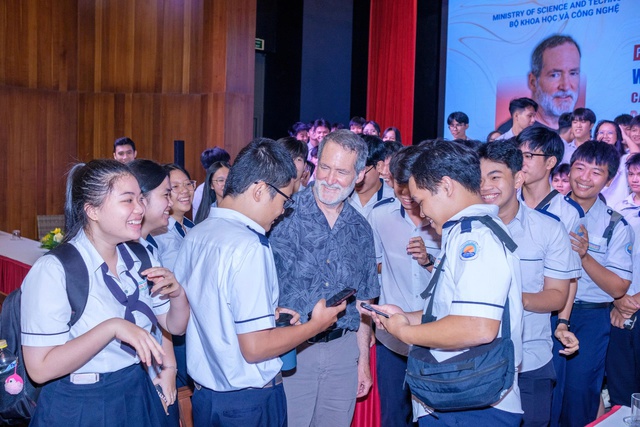 Chủ tịch Hội Vật lý Mỹ nói chuyện với học sinh Gia Lai, Đắk Lắk - Ảnh 1.