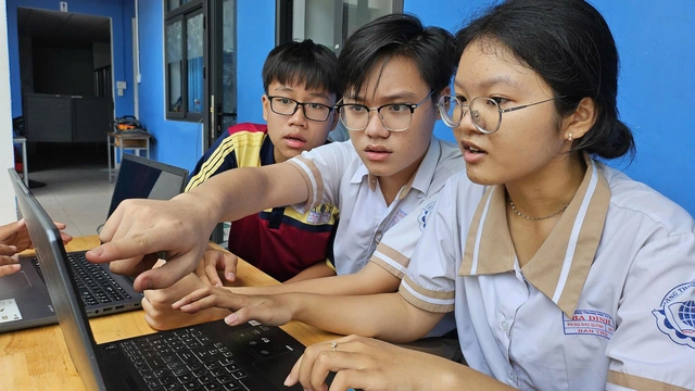 TP.HCM nhận phúc khảo thi lớp 10, xác nhận nhập học chuyên và tích hợp đến 23-6 - Ảnh 1. TP.HCM nhận phúc khảo thi lớp 10, xác nhận nhập học chuyên và tích hợp đến 23-6 - Ảnh 1.