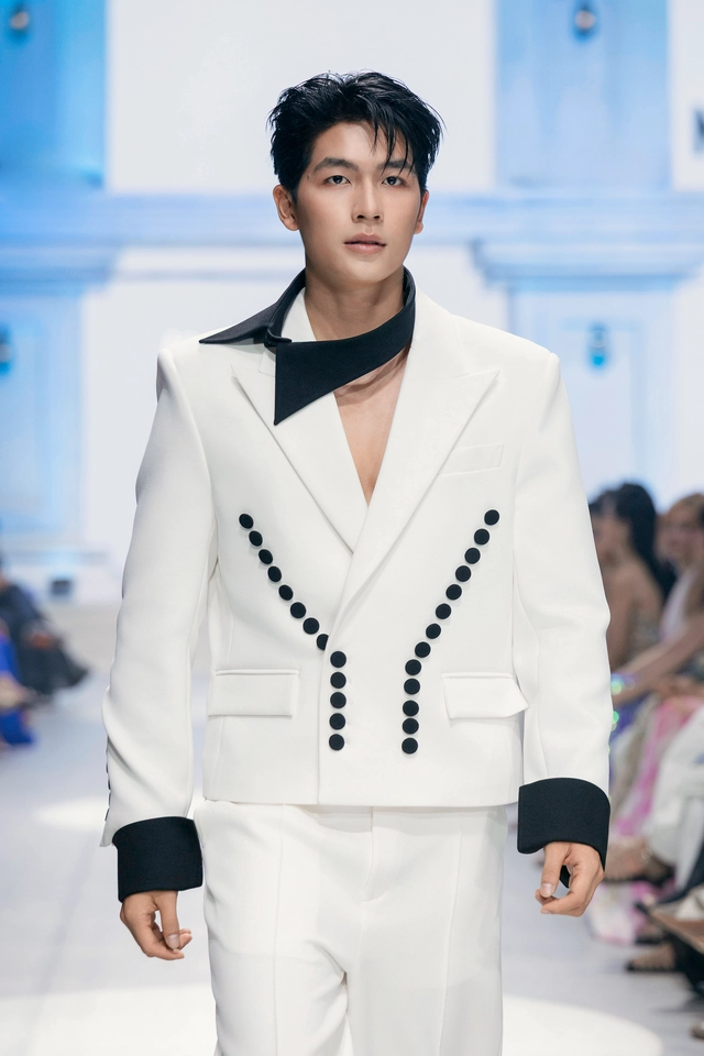 F4 điện ảnh Võ Điền Gia Huy, Quốc Anh, Ma Ran Đô, Trần Ngọc Vàng trình diễn gây sốt tại AVIFW - Ảnh 3.