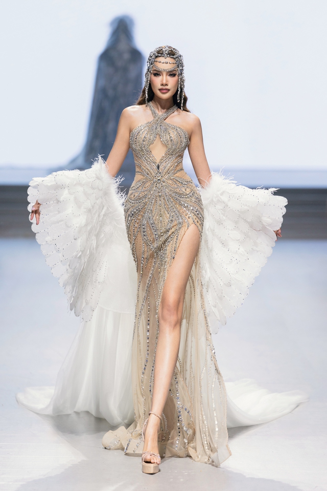 Vanessa Pulgarín hóa ‘nữ thần ánh sáng’ trong show diễn của Nguyễn Minh Tuấn - Ảnh 3. Vanessa Pulgarín hóa ‘nữ thần ánh sáng’ trong show diễn của Nguyễn Minh Tuấn - Ảnh 3.
