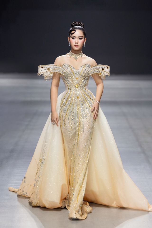Vanessa Pulgarín hóa ‘nữ thần ánh sáng’ trong show diễn của Nguyễn Minh Tuấn - Ảnh 2. Vanessa Pulgarín hóa ‘nữ thần ánh sáng’ trong show diễn của Nguyễn Minh Tuấn - Ảnh 2.