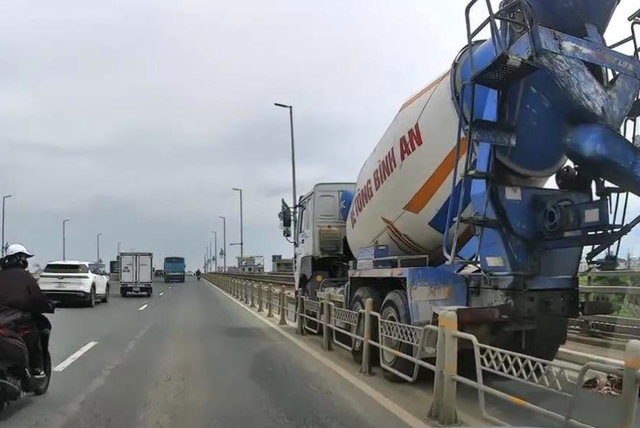 Xe bồn gây tai nạn ở làn xe máy trên đường dẫn cầu Nhật Tân, một người tử vong - Ảnh 1.