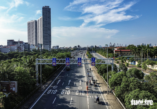 Xe bồn gây tai nạn ở làn xe máy trên đường dẫn cầu Nhật Tân, một người tử vong - Ảnh 2.