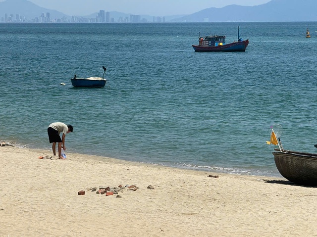Chính quyền Hội An kiểm tra vụ đá, gạch lởm chởm trên bãi biển, bác thông tin đơn vị thi công đổ xà bần - Ảnh 2.