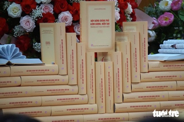 Nguyên Phó Thủ tướng Thường trực Chính phủ Nguyễn Hòa Bình ra mắt sách về xây dựng Chính phủ liêm chính, kiến tạo - Ảnh 3. Nguyên Phó thủ tướng thường trực Nguyễn Hòa Bình ra mắt sách về xây dựng Chính phủ liêm chính, kiến tạo - Ảnh 3.