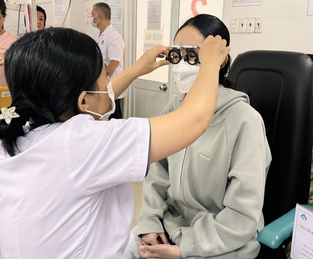 Hơn 50% học sinh Hà Nội, TP.HCM cận thị, tăng 1 độ cận tăng 67% nguy cơ gây bệnh mù lòa - Ảnh 1.