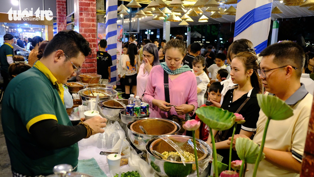 Thousands flock to lotus fest opening for culinary experiences in southern Vietnam- Ảnh 1. Thousands flock to lotus fest opening for culinary experiences in southern Vietnam- Ảnh 1.