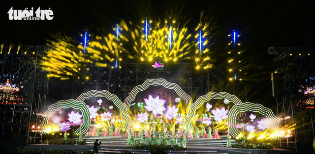 Thousands flock to lotus fest opening for culinary experiences in southern Vietnam- Ảnh 2. Thousands flock to lotus fest opening for culinary experiences in southern Vietnam- Ảnh 2.