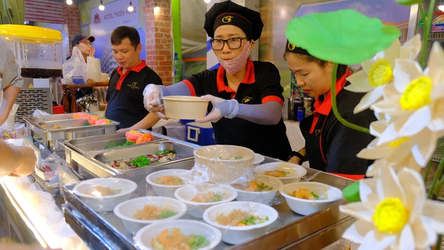 Đầu bếp chuyên nghiệp phục vụ tận tay món ăn sen làm níu chân du khách - Ảnh 1.