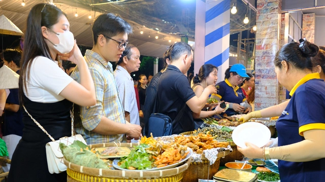 Đầu bếp chuyên nghiệp phục vụ tận tay món ăn sen làm níu chân du khách - Ảnh 2.