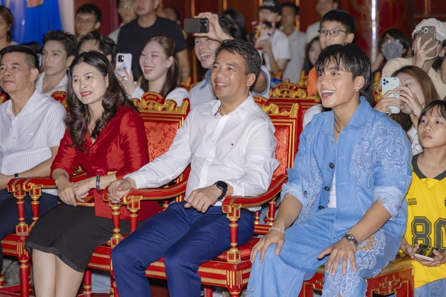 Mono ra mắt MV 'Công tử văn thơ' ngay trong sân khấu độc đáo nhất triều Nguyễn - Ảnh 3.