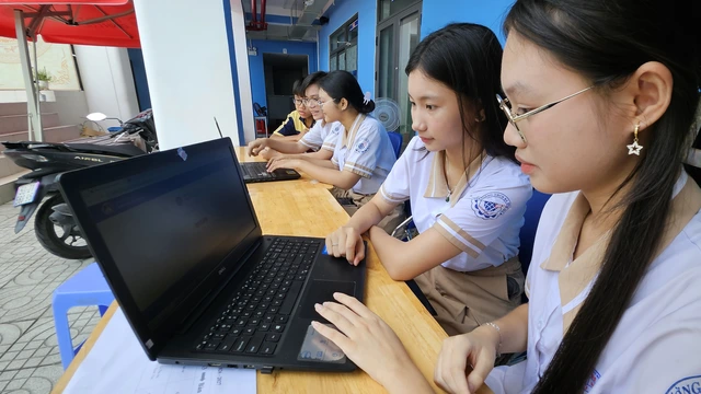 Điểm chuẩn vào lớp 10 chuyên và tích hợp ở TP.HCM tăng cao, vì sao? - Ảnh 1.