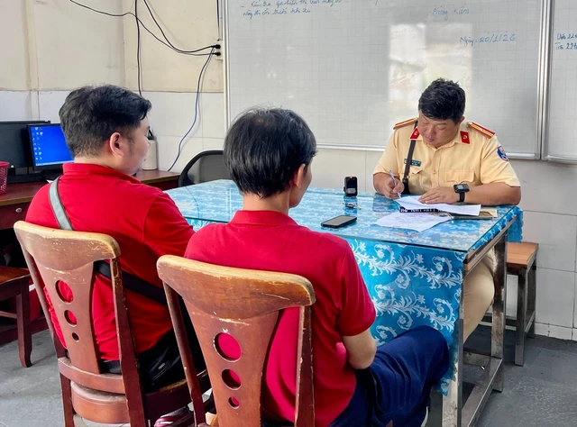 Xử phạt xe buýt 2 tầng chở hoa hậu Hương Giang - Ảnh 1.