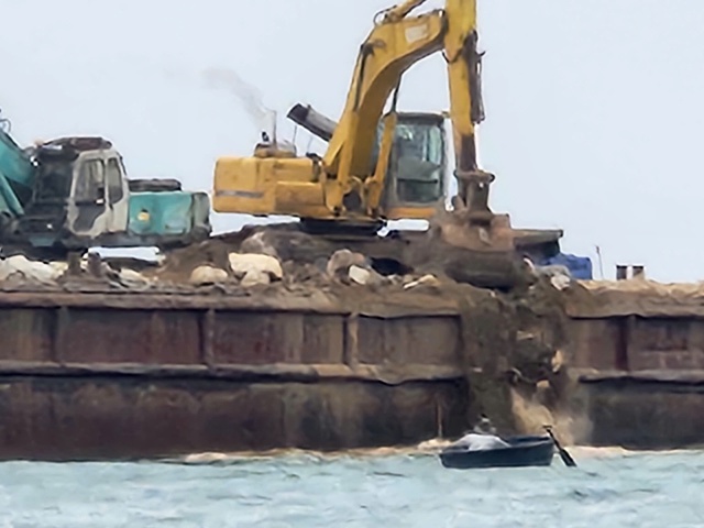 Chính quyền Hội An kiểm tra vụ đá, gạch lởm chởm trên bãi biển, bác thông tin đơn vị thi công đổ xà bần - Ảnh 3.