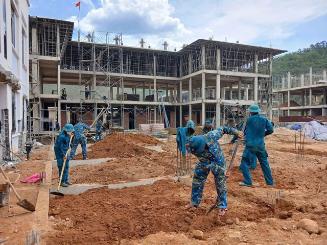 Bộ đội Quân chủng Phòng không - Không quân thần tốc xây trường nội trú biên giới Đà Nẵng - Ảnh 2.