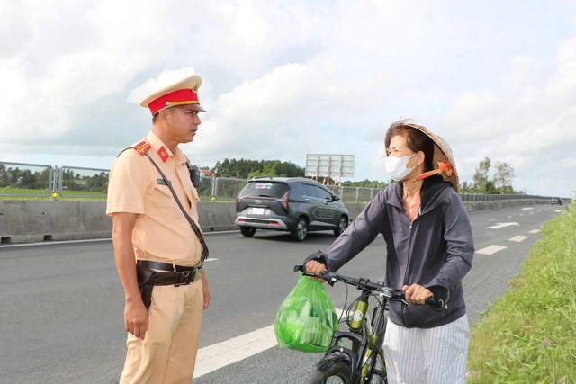 Làm gì để không còn chuyện dân chạy xe mô tô, xe gắn máy trên cao tốc Lộ Tẻ - Rạch Sỏi? - Ảnh 1.