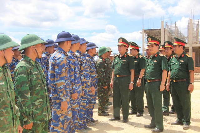 1.000 bộ đội đang bám vùng biên giới xây trường nội trú, Thượng tướng Trương Thiên Tô biểu dương - Ảnh 1.