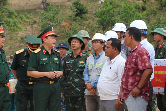 1.000 bộ đội đang bám vùng biên giới xây trường nội trú, Thượng tướng Trương Thiên Tô biểu dương - Ảnh 2.