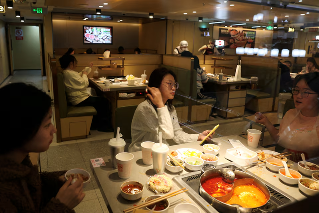 From hiking to hotpot, lonely consumers in China fuel a $7.4 billion companionship economy - Ảnh 1.