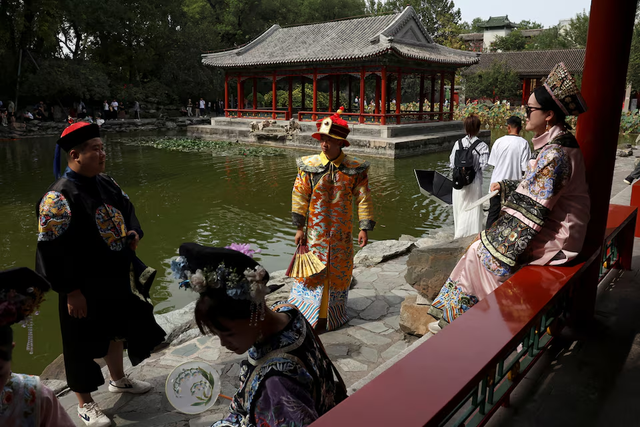 From hiking to hotpot, lonely consumers in China fuel a $7.4 billion companionship economy - Ảnh 2.