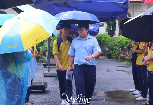 Trời mưa tầm tã trong ngày cuối thi tuyển sinh 10 ở TP.HCM - Ảnh 7.