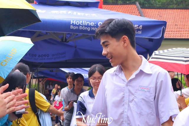 Trời mưa tầm tã trong ngày cuối thi tuyển sinh 10 ở TP.HCM - Ảnh 11.