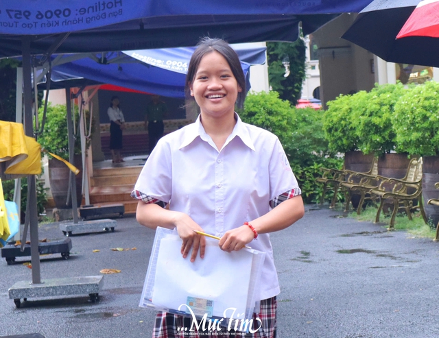 Trời mưa tầm tã trong ngày cuối thi tuyển sinh 10 ở TP.HCM - Ảnh 12.