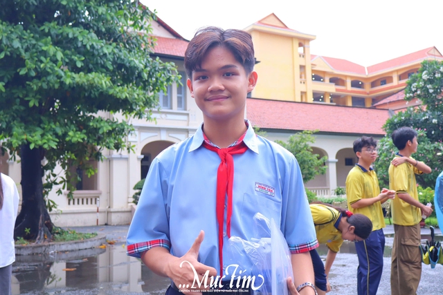 Trời mưa tầm tã trong ngày cuối thi tuyển sinh 10 ở TP.HCM - Ảnh 13.