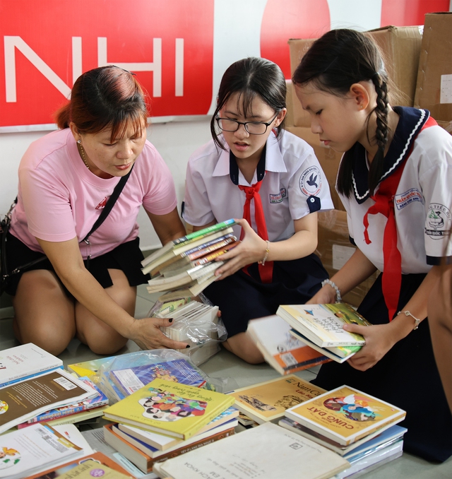 CLB Gió Đông đem truyện hay, sách quý gửi bạn bè vùng xa - Ảnh 4.