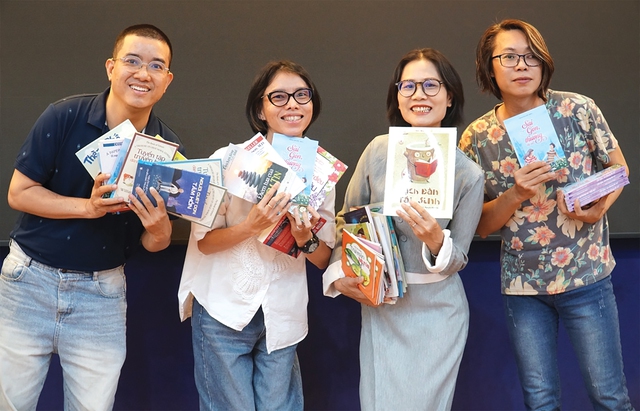 CLB Gió Đông đem truyện hay, sách quý gửi bạn bè vùng xa - Ảnh 7.