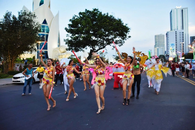 Khanh Hoa, home to Nha Trang, enters peak summer tourism season - Ảnh 1.