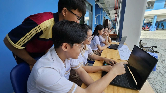 Điểm thi lớp 10 TP.HCM cao hơn năm trước, thí sinh thấp thỏm chờ điểm chuẩn - Ảnh 1. Điểm thi lớp 10 TP.HCM cao hơn năm trước, thí sinh thấp thỏm chờ điểm chuẩn - Ảnh 1.