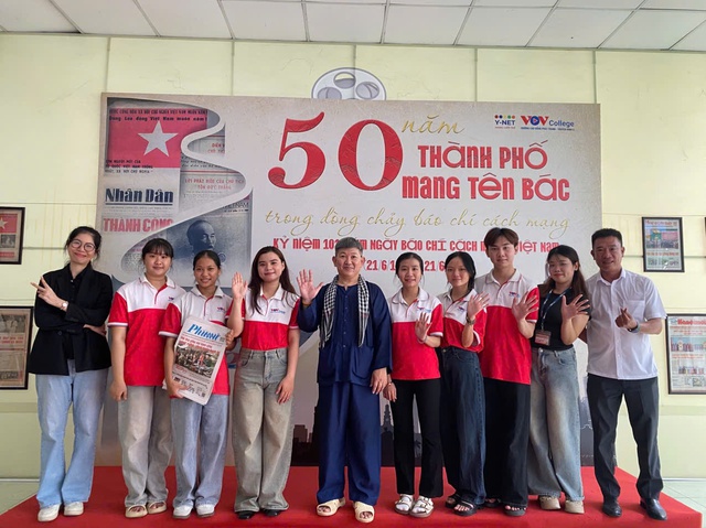 Sinh viên khám phá 50 năm Thành phố mang tên Bác qua những trang báo - Ảnh 3.