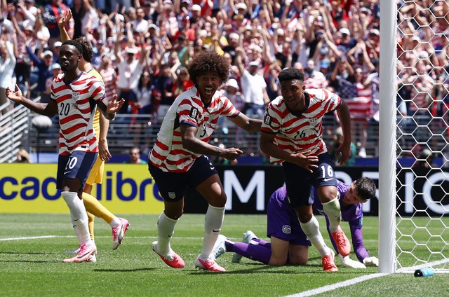 US advance to World Cup round of 32 with dominant 2-0 win over Australia- Ảnh 5. US advance to World Cup round of 32 with dominant 2-0 win over Australia- Ảnh 5.
