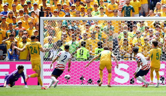 US advance to World Cup round of 32 with dominant 2-0 win over Australia- Ảnh 4. US advance to World Cup round of 32 with dominant 2-0 win over Australia- Ảnh 4.