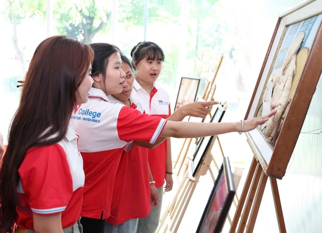 Sinh viên khám phá 50 năm Thành phố mang tên Bác qua những trang báo - Ảnh 6.