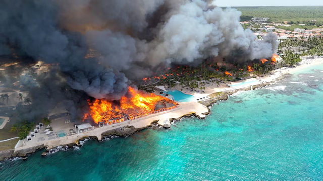 Woman killed, 1,700 evacuated in beach hotel fire in Dominican Republic- Ảnh 1.