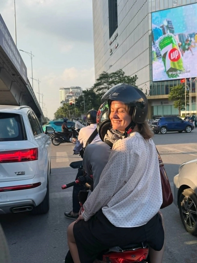 Swedish intern in Hanoi finds diplomacy experience, personal growth, second home in Vietnam- Ảnh 1. Swedish intern in Hanoi finds diplomacy experience, personal growth, second home in Vietnam- Ảnh 1.