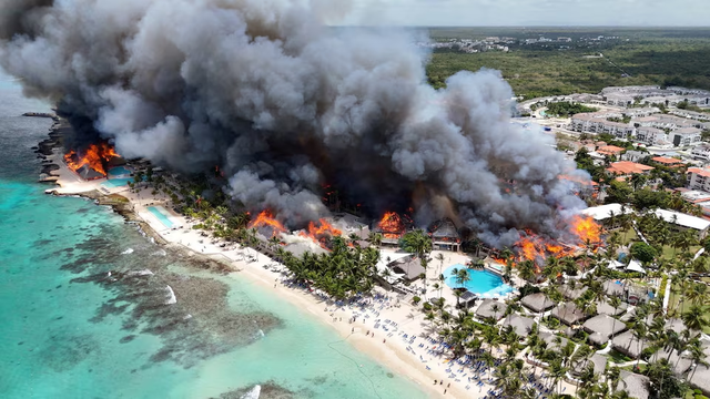 Woman killed, 1,700 evacuated in beach hotel fire in Dominican Republic- Ảnh 2.