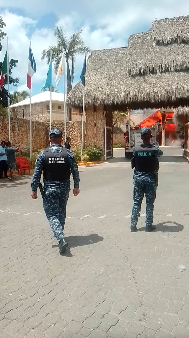 Woman killed, 1,700 evacuated in beach hotel fire in Dominican Republic- Ảnh 3.