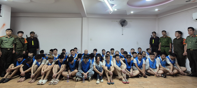 Ho Chi Minh City police bust online scam ring involving 42 Chinese nationals- Ảnh 2. Ho Chi Minh City police bust online scam ring involving 42 Chinese nationals- Ảnh 2.