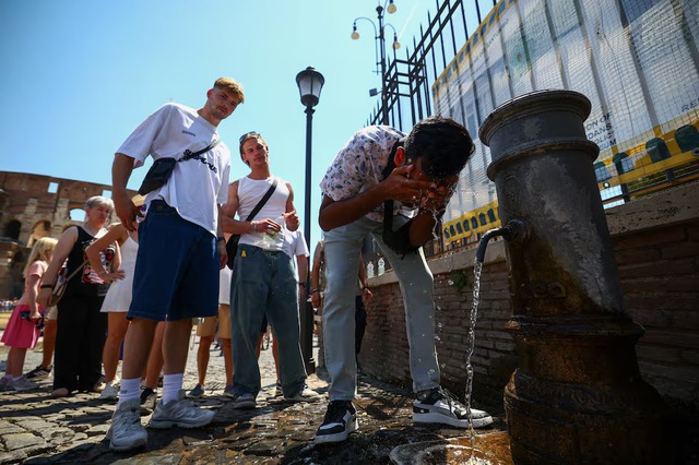 Europe swelters under heatwave, France restricts alcohol consumption- Ảnh 3. Europe swelters under heatwave, France restricts alcohol consumption- Ảnh 3.