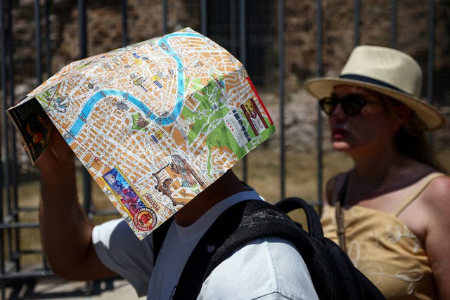 Europe swelters under heatwave, France restricts alcohol consumption- Ảnh 2. Europe swelters under heatwave, France restricts alcohol consumption- Ảnh 2.