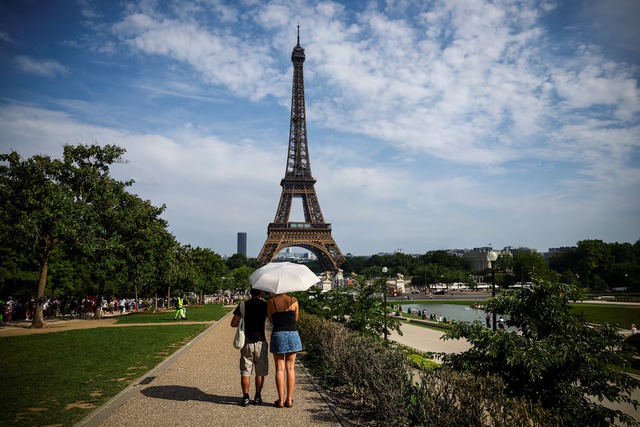 Europe swelters under heatwave, France restricts alcohol consumption- Ảnh 1. Europe swelters under heatwave, France restricts alcohol consumption- Ảnh 1.