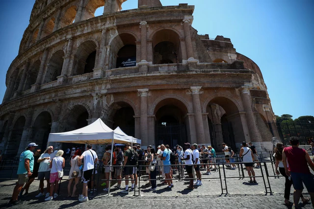 Europe swelters under heatwave, France restricts alcohol consumption- Ảnh 5. Europe swelters under heatwave, France restricts alcohol consumption- Ảnh 5.