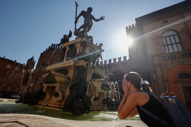 Europe swelters under heatwave, France restricts alcohol consumption- Ảnh 4. Europe swelters under heatwave, France restricts alcohol consumption- Ảnh 4.