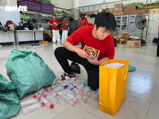 Hanoi students collect 8 tonnes of waste paper in recycling drive- Ảnh 2.